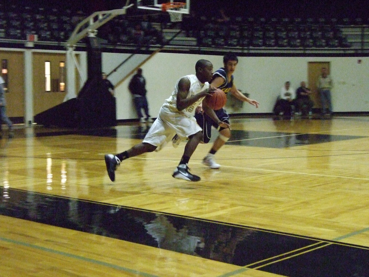 Image: Desmond Anderson Drives — Desmond Anderson floors it against the Eagles.