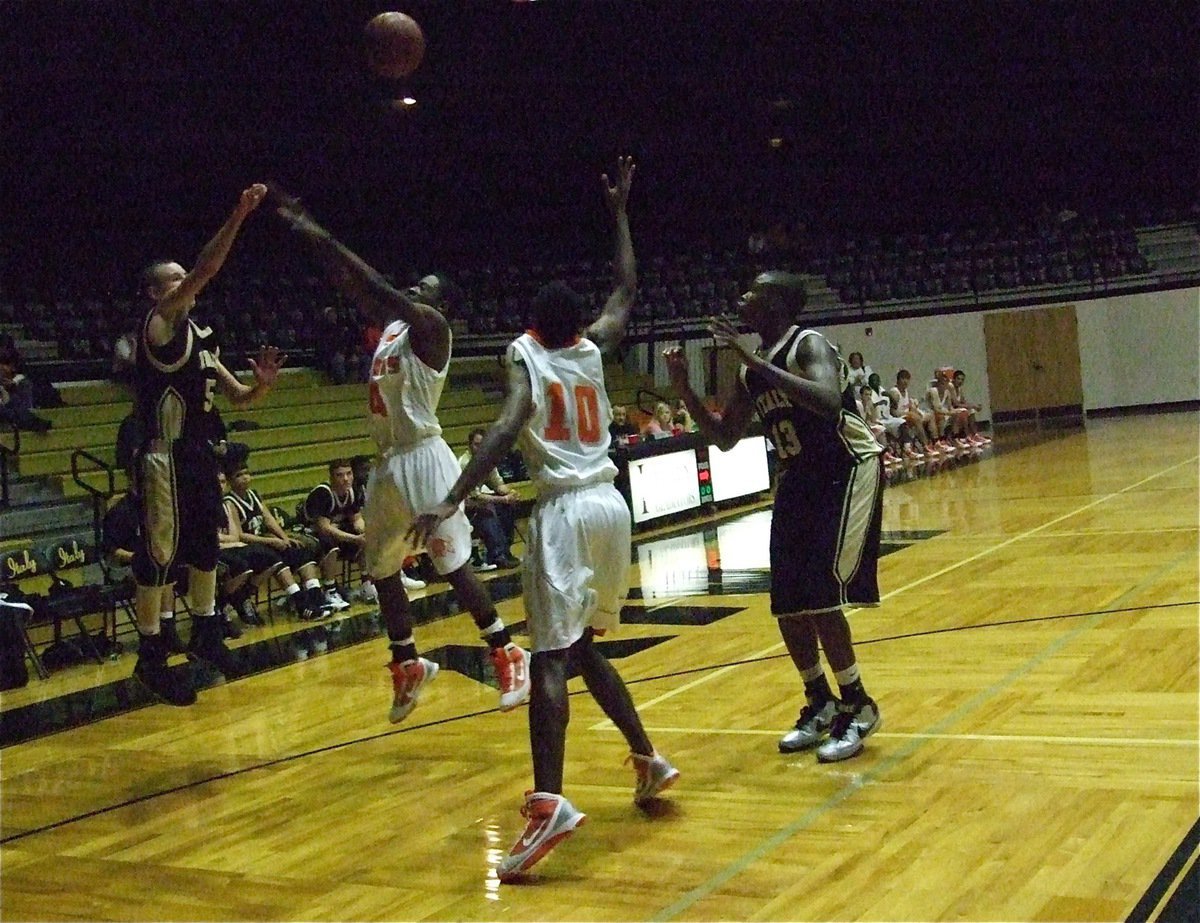 Image: Bubba passes to Larry — Teamwork helped Italy’s JV Gladiators upset the Teague Varsity on Friday.