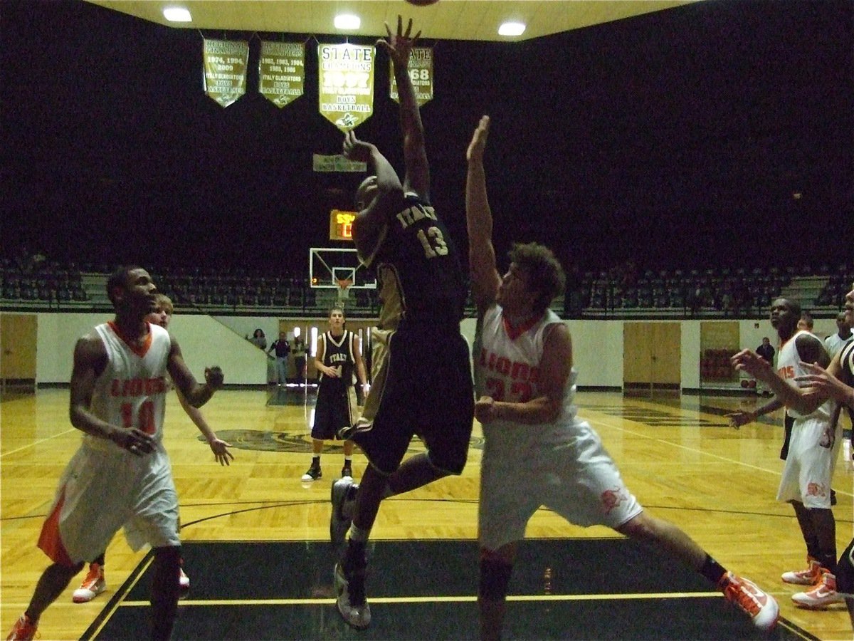 Image: Mayberry scores — Big Larry Mayberry(13) scores over the Tigers.