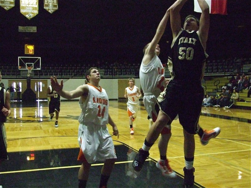 Image: Jackson lays it in — Italy JV Gladiator Kyle Jackson(50) scores 2-points against Teague.