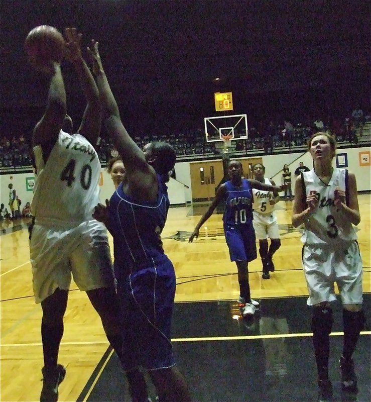 Image: Reed too strong — Italy’s Jimesha Reed(40) overpowered Milford on her way to scoring 18-points.