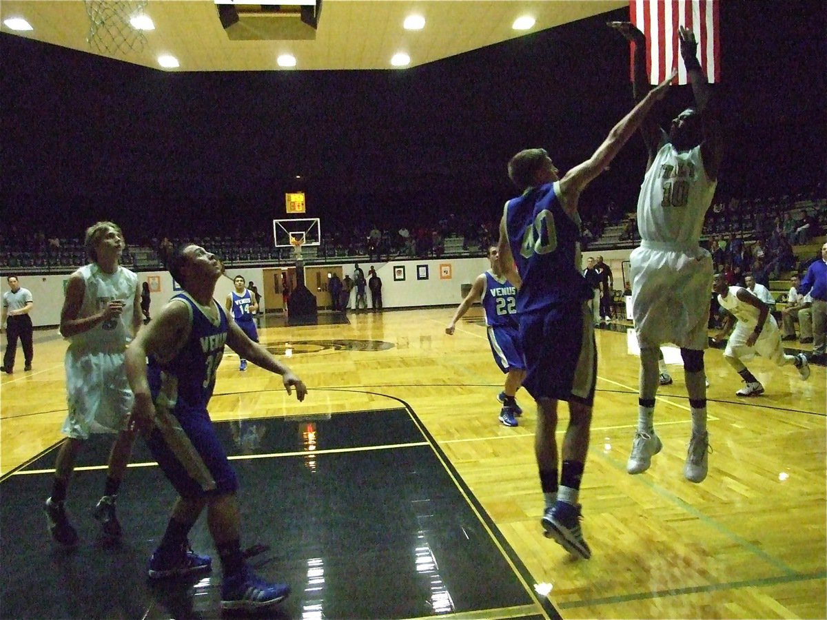 Image: John out jumps — Italy Gladiator John Isaac(10) hits a baseline jumper over Venus.