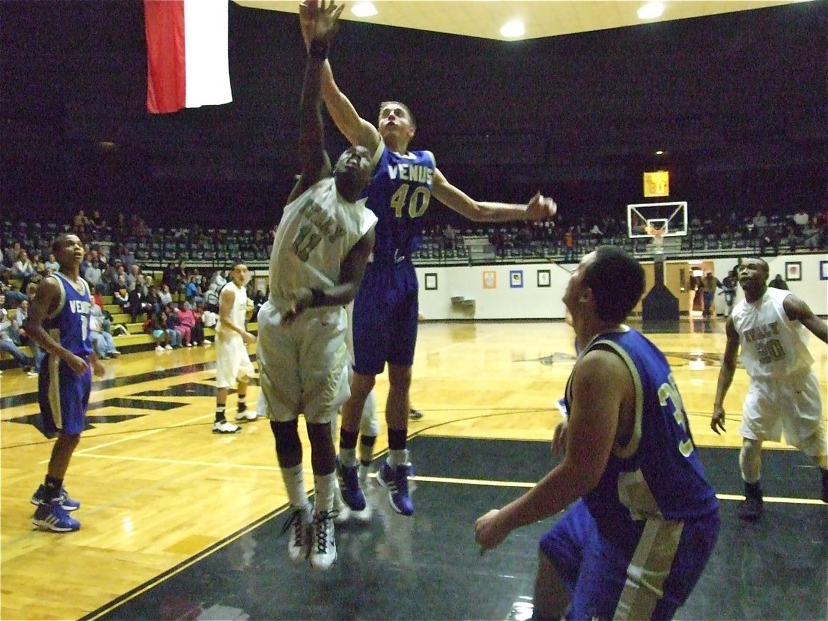 Image: Jasenio scores — Jasenio Anderson(11) floats by venus for 2-points.