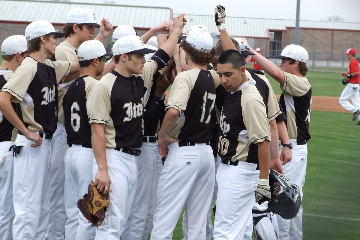 Image: Seniors lead the way — The Gladiator Baseball team is led by the seniors Jasenio Anderson, Colton Campbell, Taz Martinez, Ethan Simon and Kyle Wilkins.