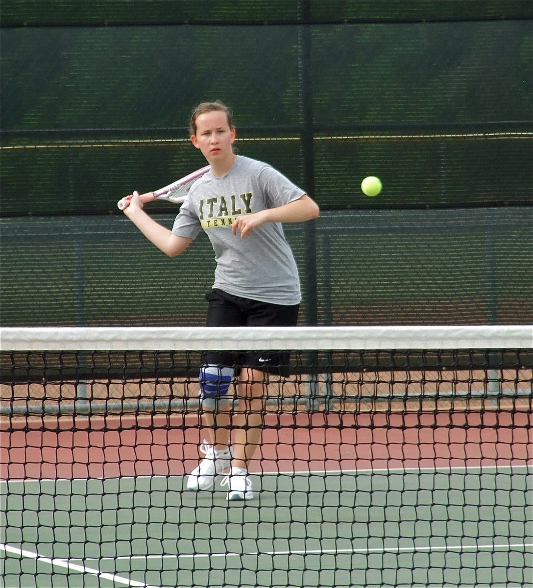 Image: Determination — Lisa Olschewsky wins the first set out of three.