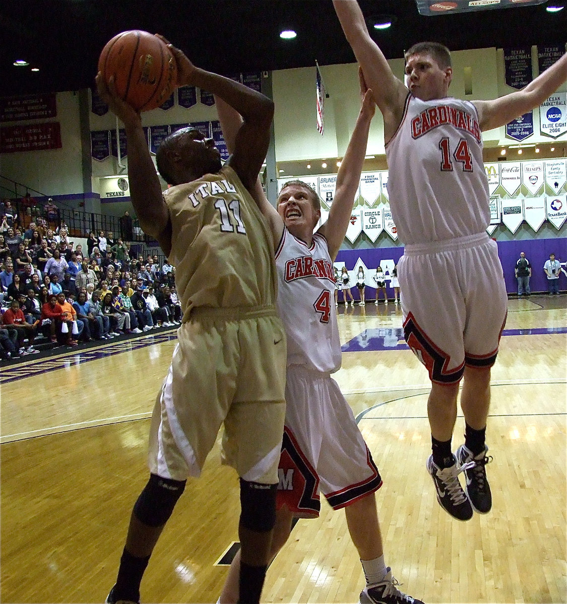 Image: Italy’s offense grounded by the high-flying Melissa Cardinals — Jasenio Anderson(11), and the Gladiators’ offense as a whole, was held in check by the top-ranked Melissa Cardinals during Regional Final action in Stephenville. Melissa won the game, 74-42, bringing an end to Italy’s season.