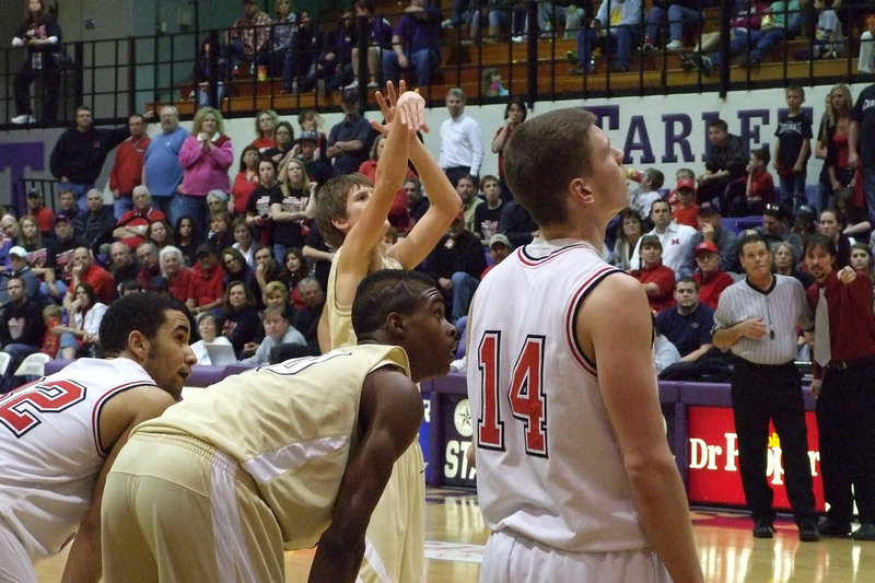 Image: Jase at the line — Jase Holden(3) puts in a free-throw while teammate Devonta Simmons(10) looks on.