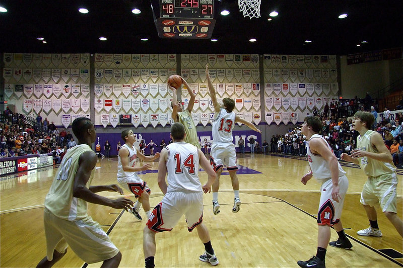 Image: Needing points — Devonta Simmons(10) and Cole Hopkins(21) prepare to rebound as Jase Holding(3) pulls up in the lane.