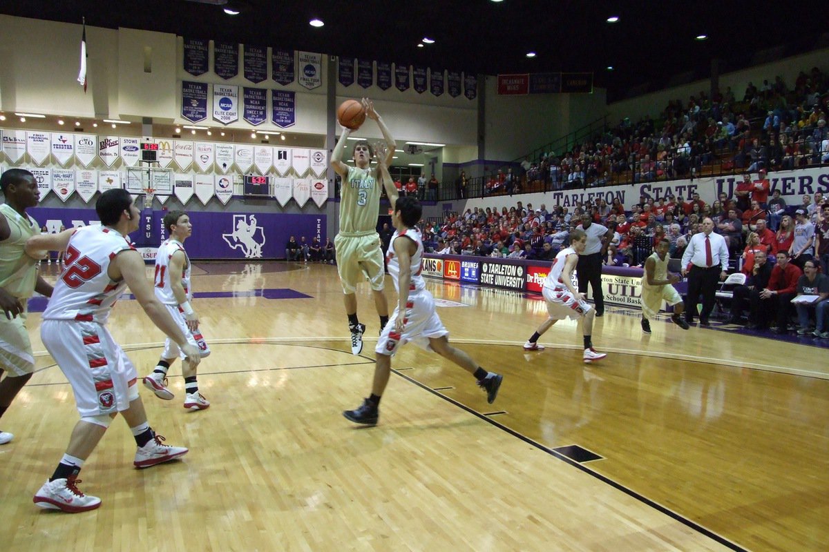 Image: Lane shot — Italy’s Jase Holden(3) takes a jumper over a Ponder defender.