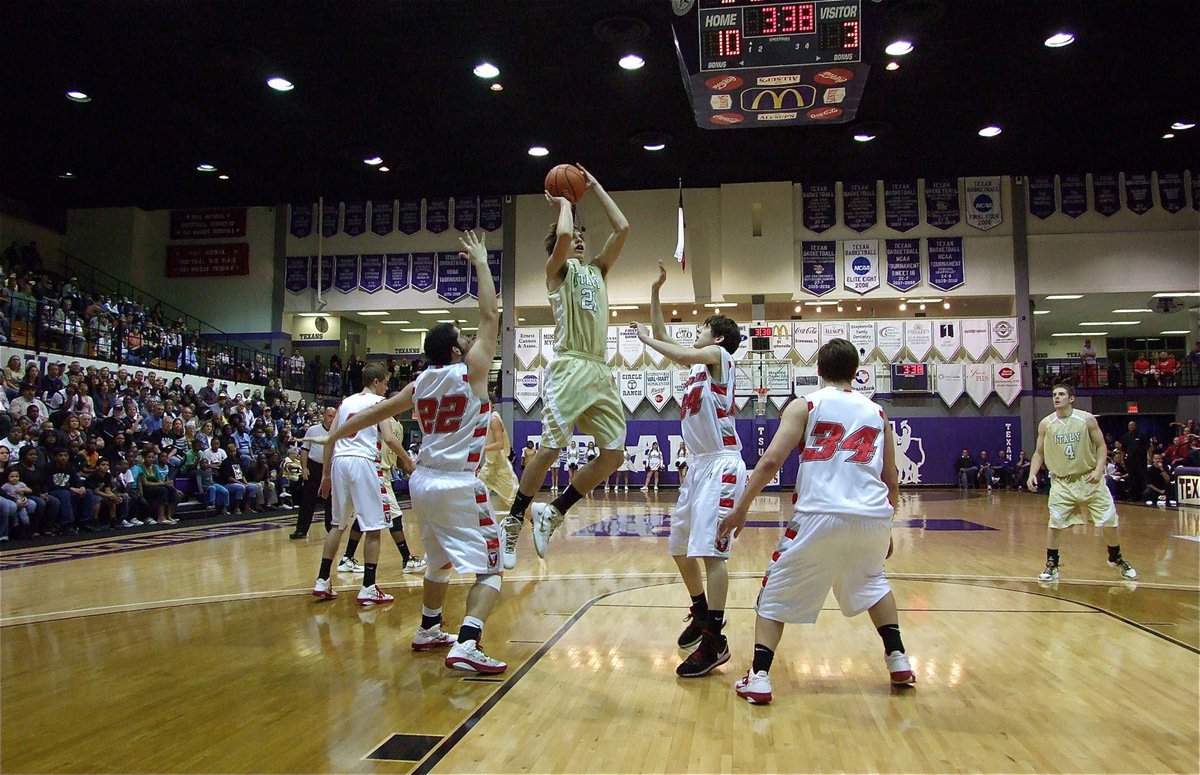 Image: Cole Hopkins — Gladiator sophomore 6’6" Cole Hopkins(21) skies upward.