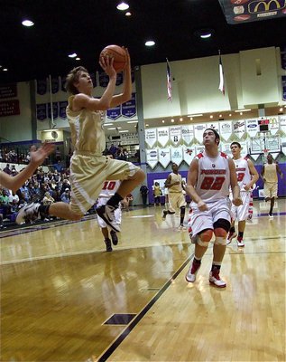 Image: Jase Holden — Italy’s Jase Holden(3) uses his athleticism to attack the basket.