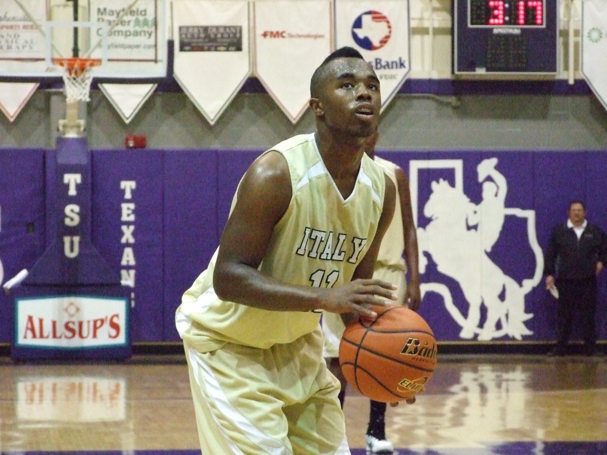 Image: Concentration was key — The ultimate weapon, Jasenio Anderson(11), zones in at the line.