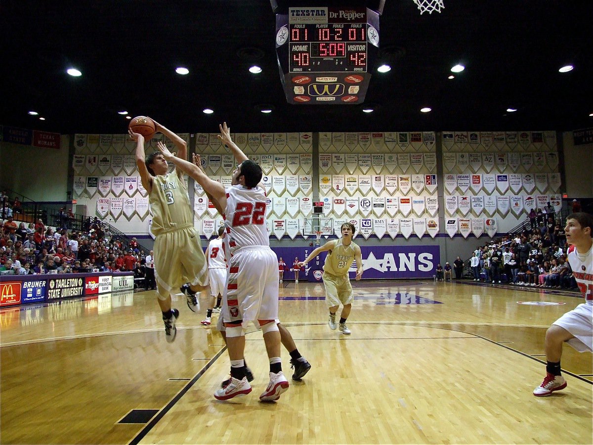 Image: Three for all — Italy’s Jase Holden(3) is golden and finishes the night with 8-points.