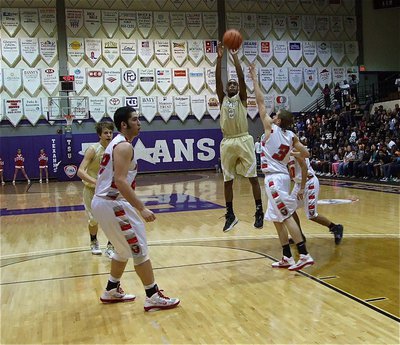 Image: On the mark — Gladiator Heath Clemons(2) pulls up at the elbow for two of his 16-points.