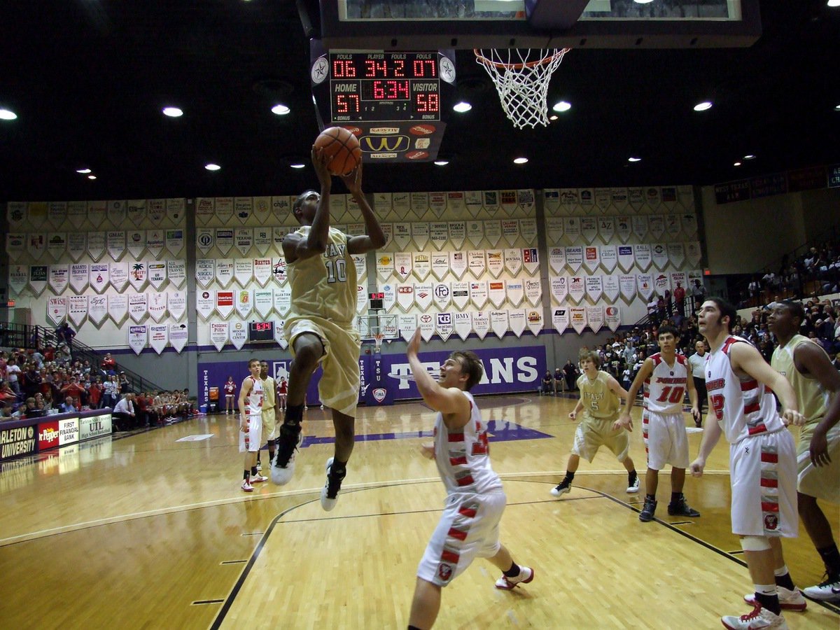 Image: What a play! — Devonta Simmons catches a lob pass from Heath Clemons and banks it in to give Italy a 60-57 lead in the fourth quarter.