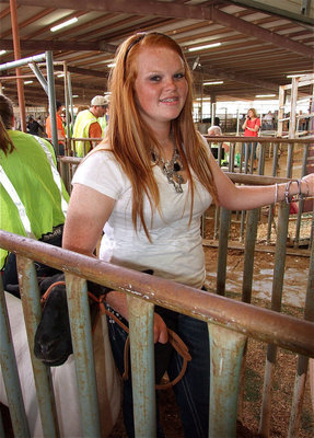 Image: Katie Byers — Katie Byers makes her way thru the chutes with her lamb.