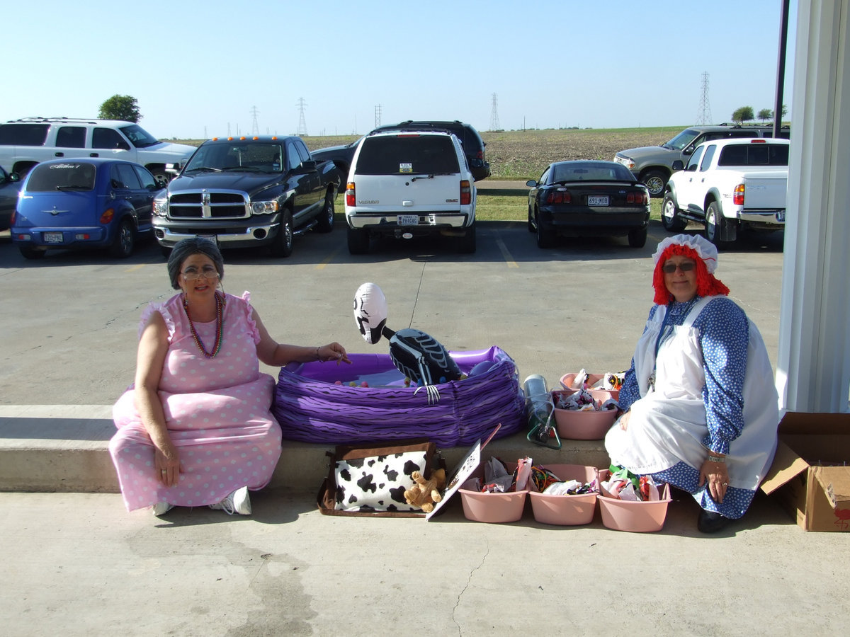 Image: Pick the Duck game — Raggedy Anne and some poor lady that lost her puppy.