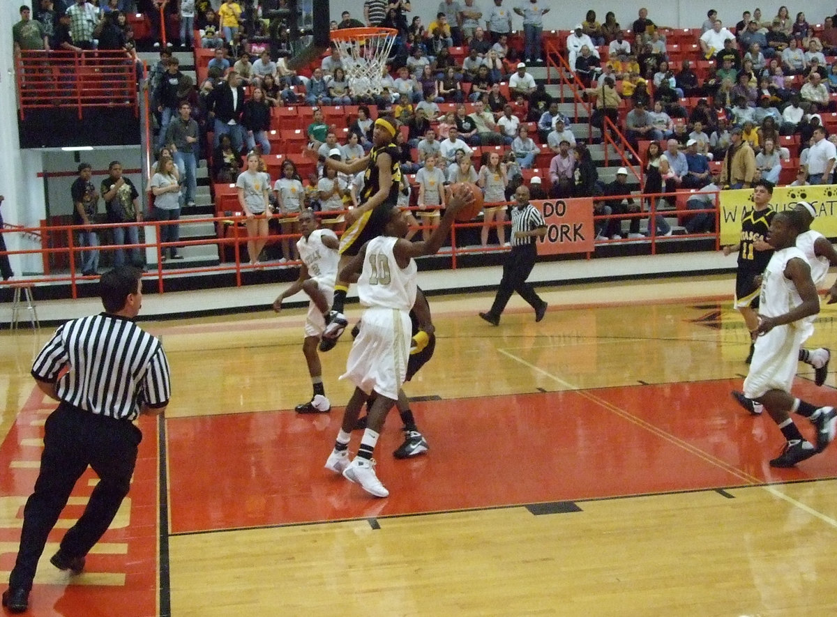 Image: Slick Pass — Italy’s #2 Heath Clemons dishes over to #10 John Isaac on the fast break.