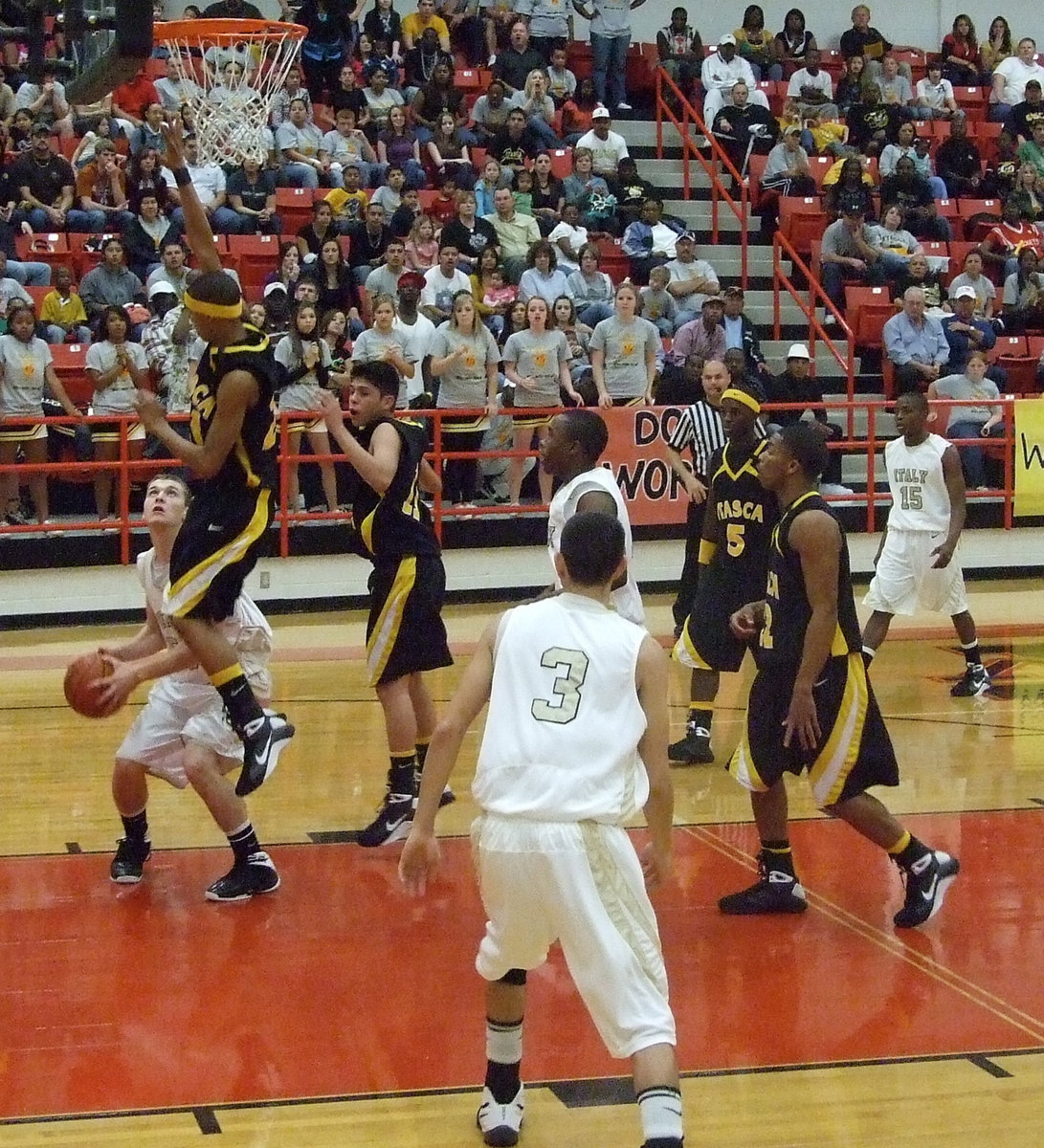 Image: Pump Fake — Italy’s #50 Kyle Wilkins draws a shooting foul against Itasca.