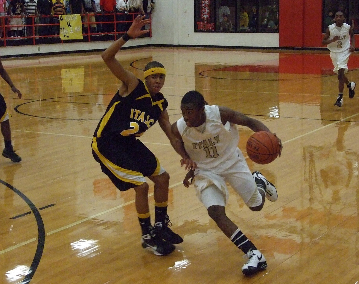 Image: Jasenio Hits The Gas — Italy’s #11 Jasenio Anderson put the pedal to the metal and turned the Wampus Cats into roadkill.