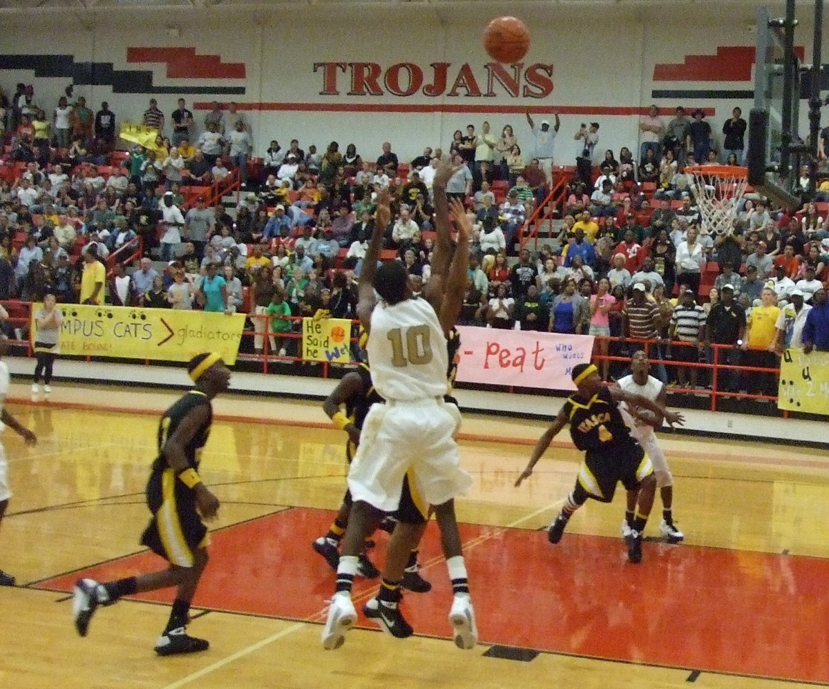 Image: Isaac Shoots — Italy’s John Isaac #10 puts up 2 of his 30-points against the Cats.