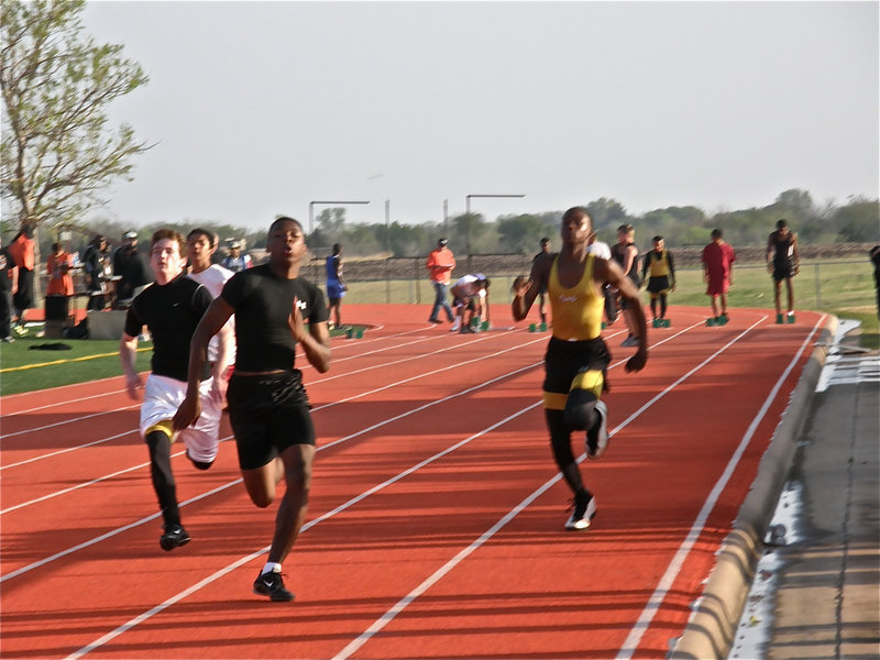 Image: Devonta sprints — Devonta Simmons pumps his way down the track.