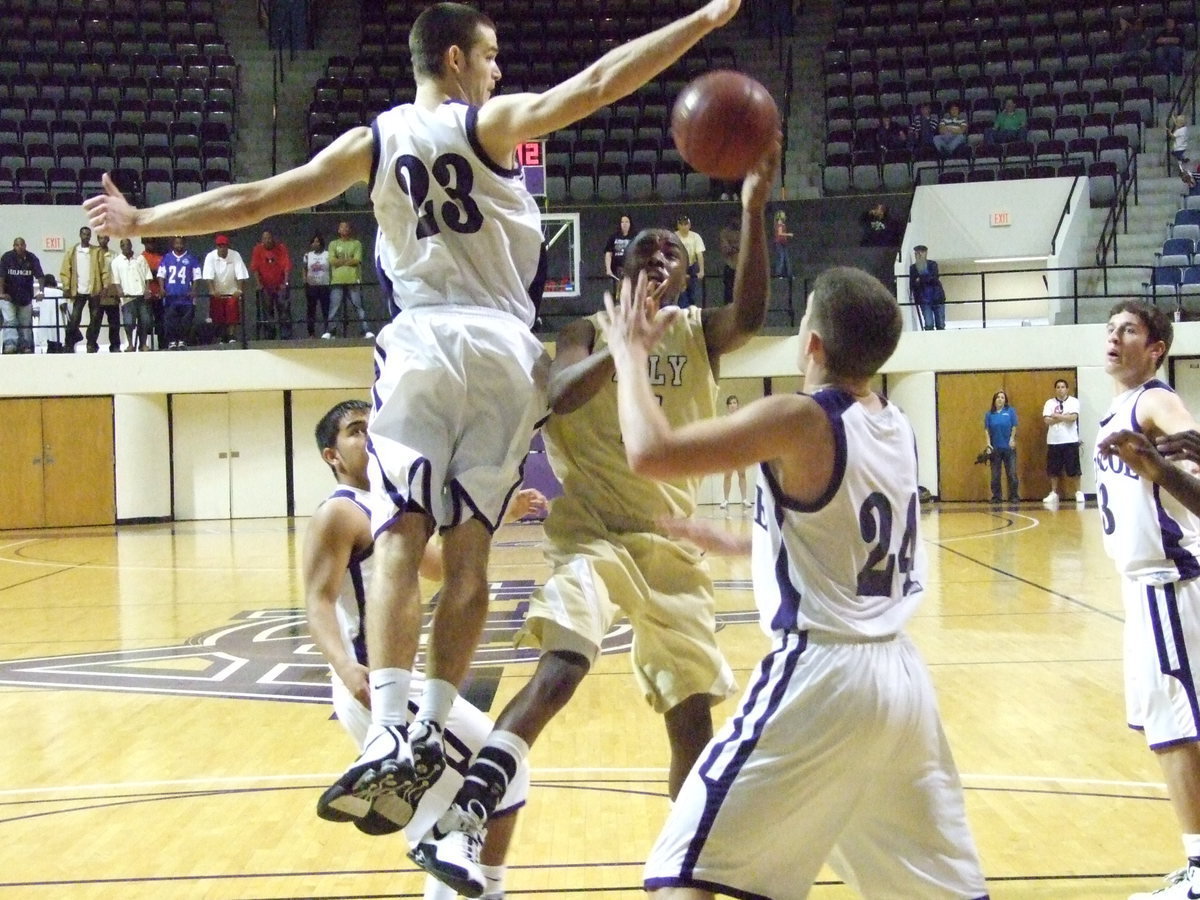 Image: Italy falls one game short of a State appearence — Italy’s #11 Jasenio Anderson (7-points total) just couldn’t find any room against the Roscoe Plowboys. The Gladiators fall short of their mark, 68-34, but finish the 2009 season as Regional Semifinal Champions.