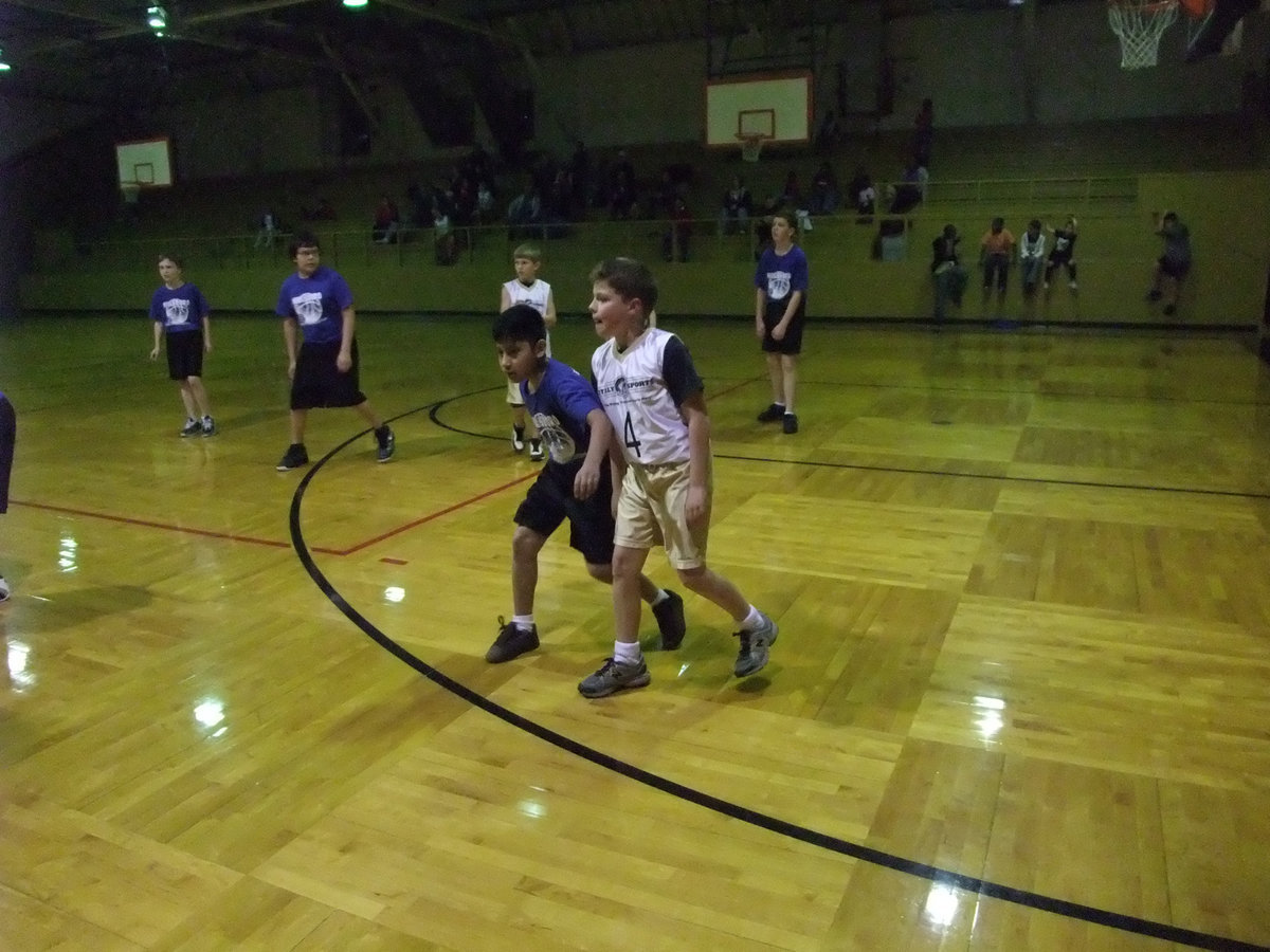 Image: Italy inbounds — Italy works to get open for the inbound pass.