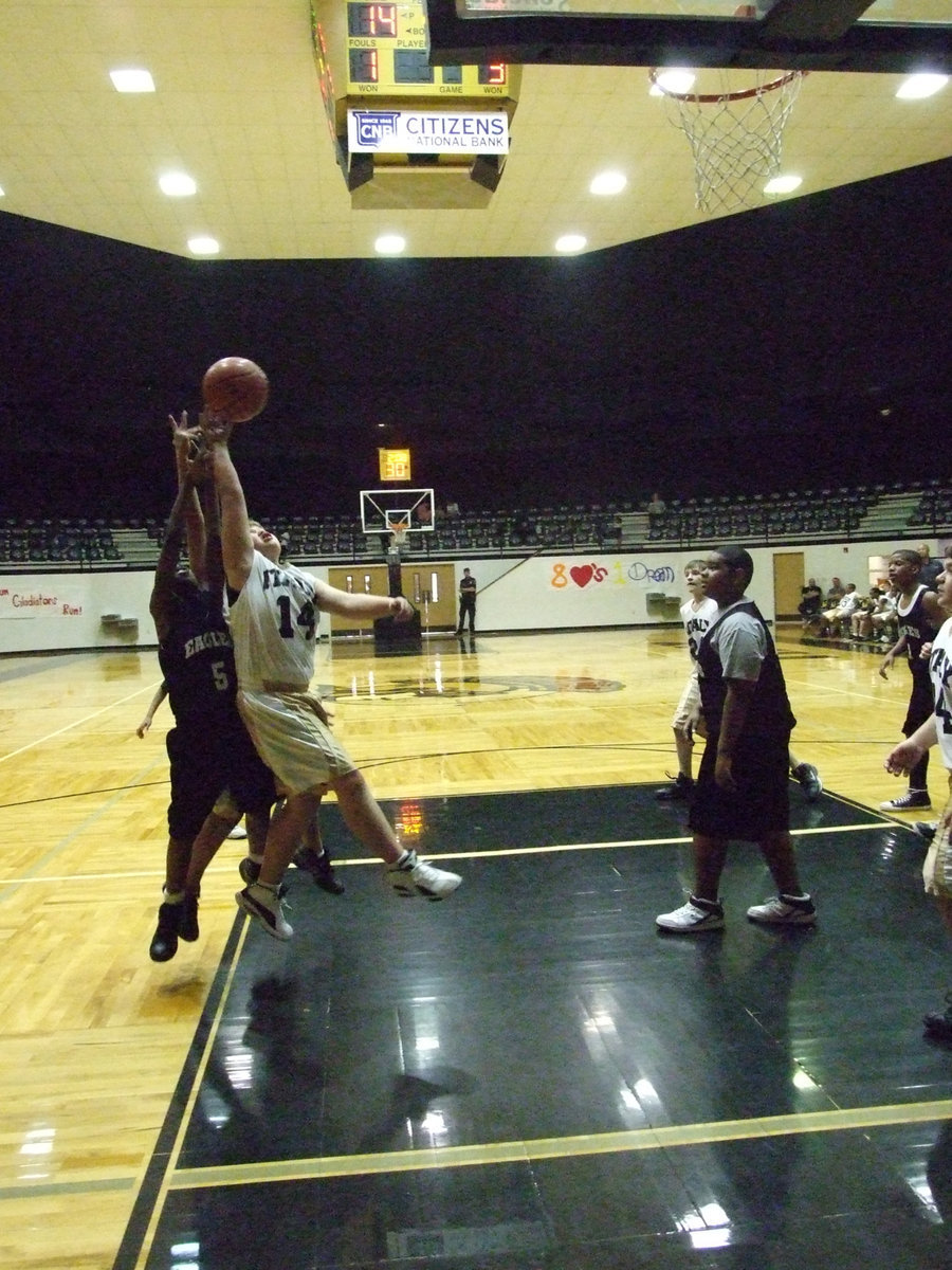 Image: Who wants it more — Italy’s Zain Byers #14 goes for the rebound.