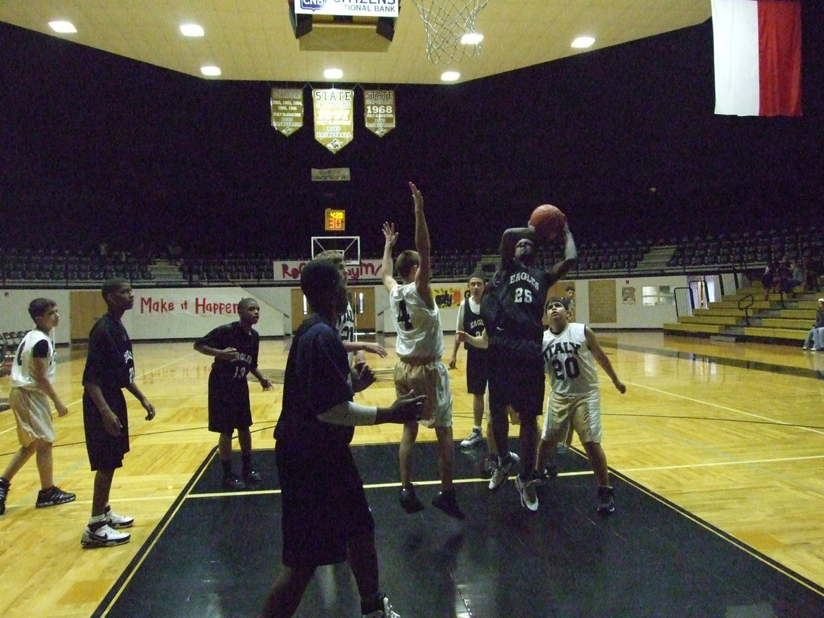 Image: Tony challenges — Italy’s Tony Wooldrige #4 and Reid jacinto #20 try to pressure an Eagle shooter.