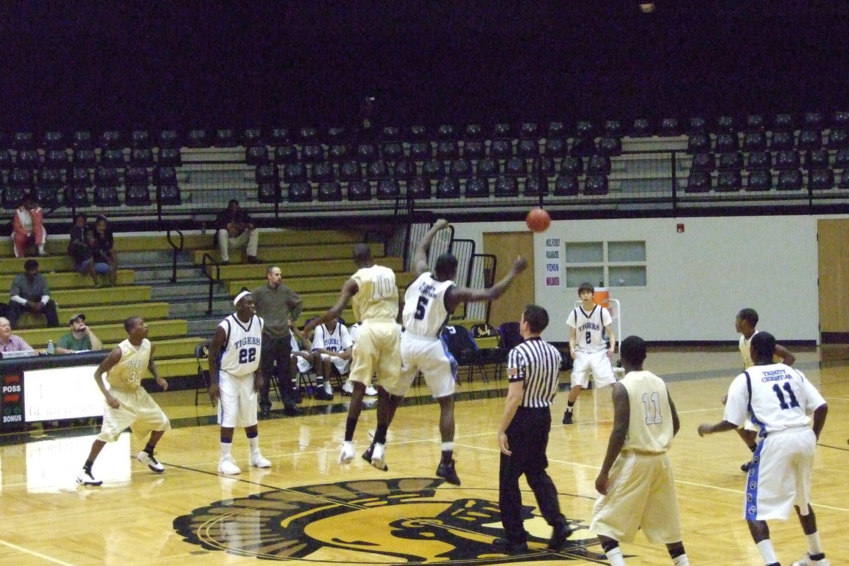 Image: Tip-off — The Gladiators and Tigers fought to the end for the trophy.