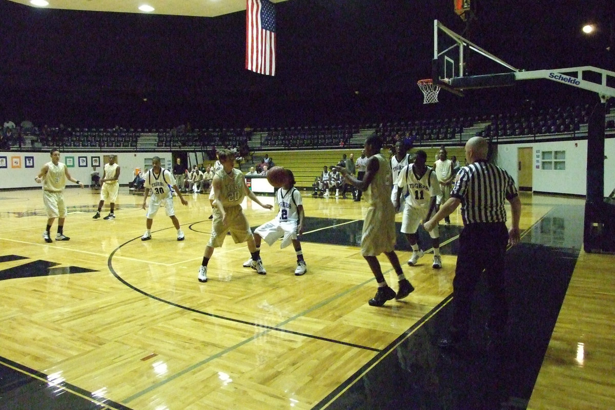 Image: Passing The Rock — The Gladiators try to pass into the teeth of the Tiger defense.