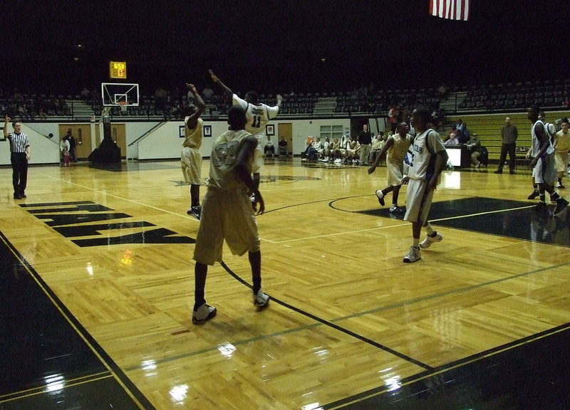 Image: Tiger Paw — Italy shoots over the outstretched paw of a Trinity Christian Tiger.