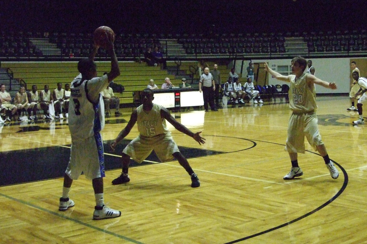 Image: Trapping A Tiger — Italy tried to cage the Tigers but the Gladiators eventually fell prey to Trinity Christian who won the Italy Invitational Tournament.