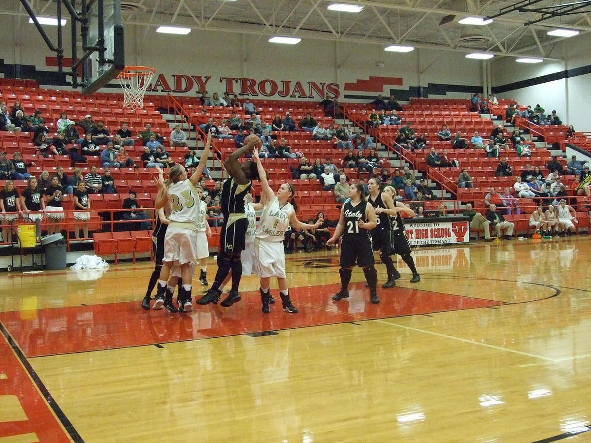 Image: Reed inside — Italy’s #40 Jimesha Reed puts up a shot for the Lady Gladiator cause.