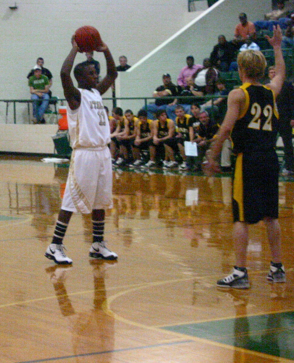 Image: Jasenio reads — Sophomore point guard #11 Jasenio “Beast” Anderson was unleashed against the Yellow Jackets.