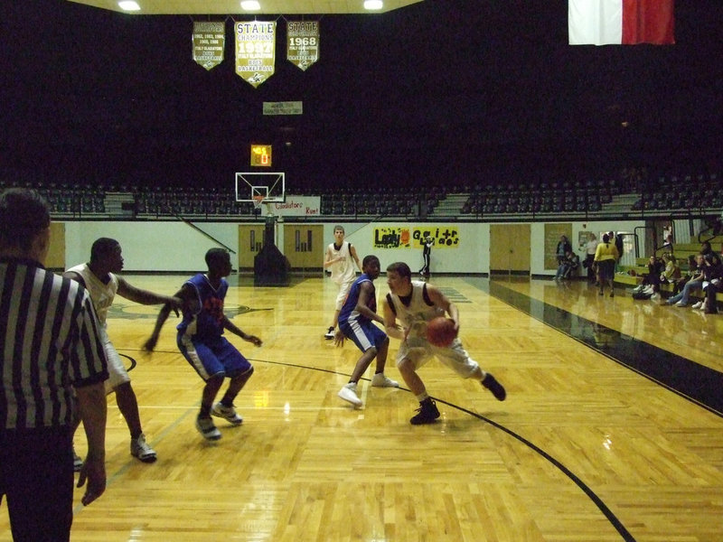 Image: Saxon goes around — Ethan Saxon #21 goes around a Gateway Gator.