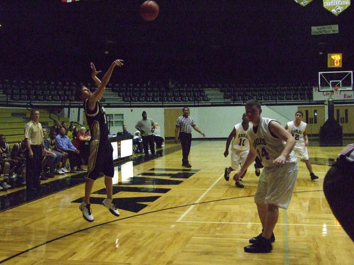 Image: Jase’s jumper — Italy’s #4 Jase “Highlight” Holden lets it fly against the Eagles.