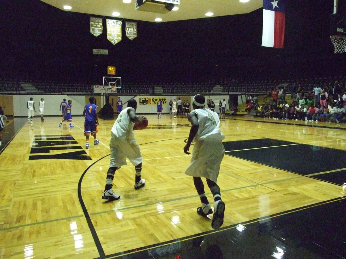 Image: Italy’s Jasenio and Diamond go gator hunting — Italy’s #11 Jasenio Anderson and #4 Diamond Rodgers go gator hunting against Dallas Gateway. Unfortunately, it was the Gladiators who fell prey in the end, losing a close one to the Gators 57-55.