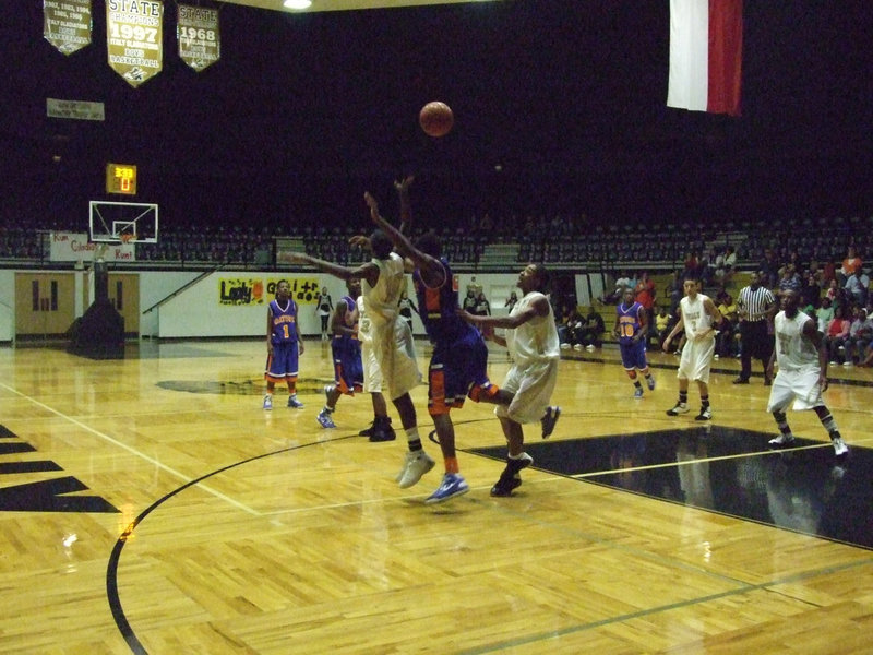 Image: Gators go for it — Trying to not let “Big City” breathe are Italy’s John Isaac #10 and Dontavius Clemons #5.