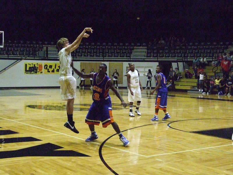 Image: Take your shot — Italy’s Colton Campbell takes his shot against the Gators.