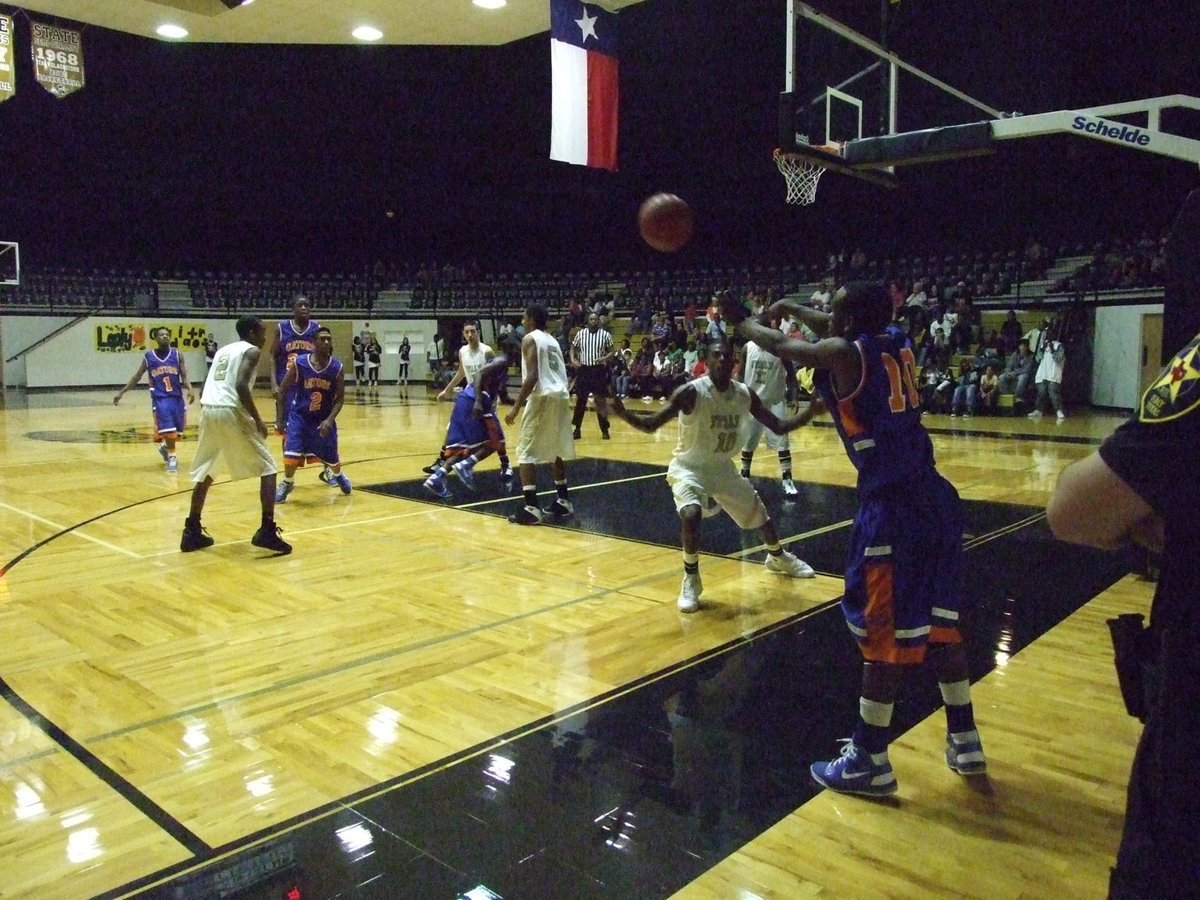 Image: Gators get sneaky — The Gateway Gators try to catch Italy with their guard down.