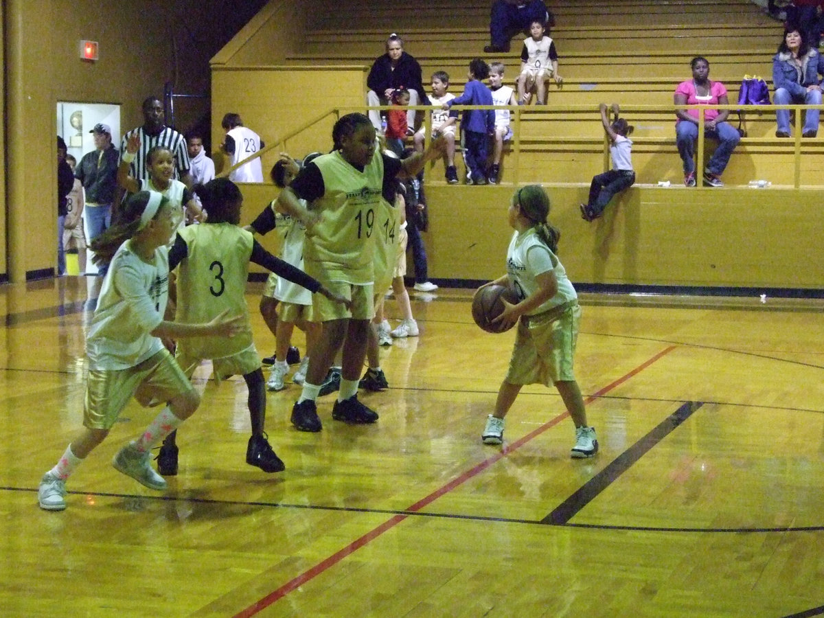 Image: Doing The Cha-Cha — Italy 14’s #9 Brycelen (Cha-Cha) Richards looks for a teammate to pass the basketball to.