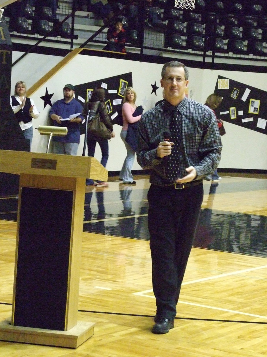 Image: Coach Holley delivers the introduction — A former member of Italy’s Regional Qualifying squads and current Head Basketball Coach Kyle Holley, gives one more assist to past alumni players and coaches as he introduces the 1982-1986 Regional Qualifying alumni players, managers and coaches.