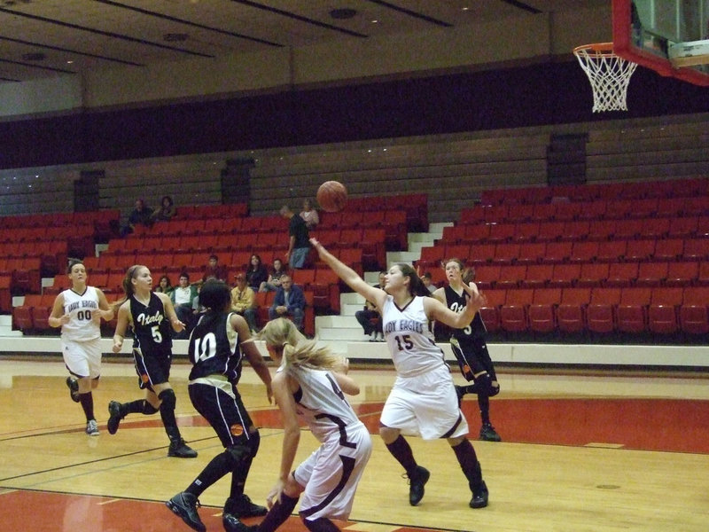 Image: Birdsong To Rossa — Italy’s #10 Kyonne Birdsong passes across the lane to #3 Kaitlyn Rossa as the Lady Gladiators execute the fast break.