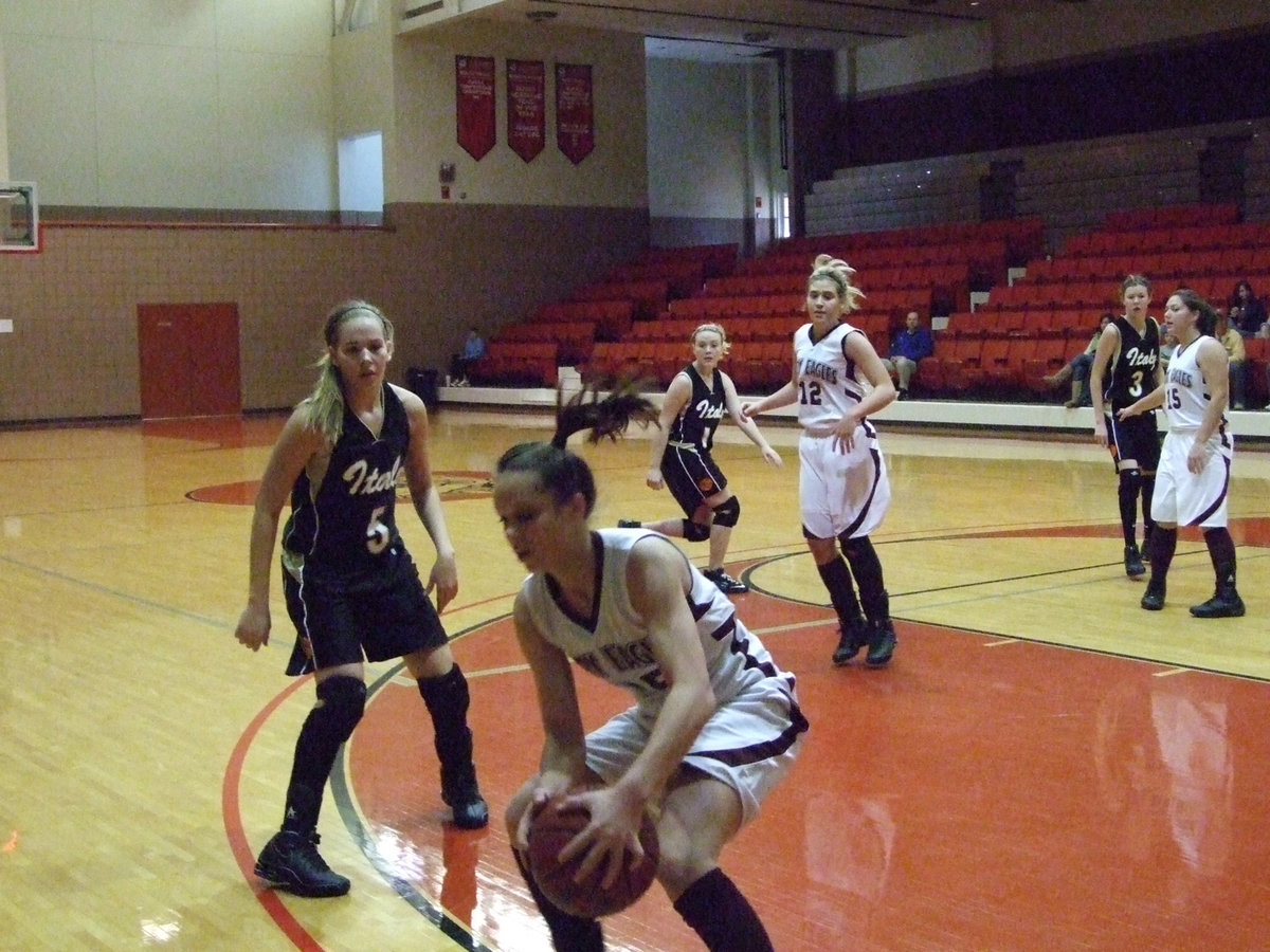 Image: DeMoss Defends — Italy’s #5 Becca DeMoss transitions to defense after Mildred forces a turnover.