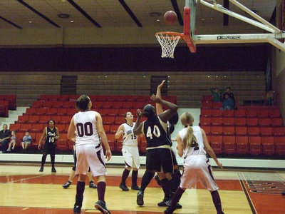 Image: Reed Towers — Italy’s #40 Jimesha Reed puts up a shot in the 2nd round against the Mildred Lady Eagles.
