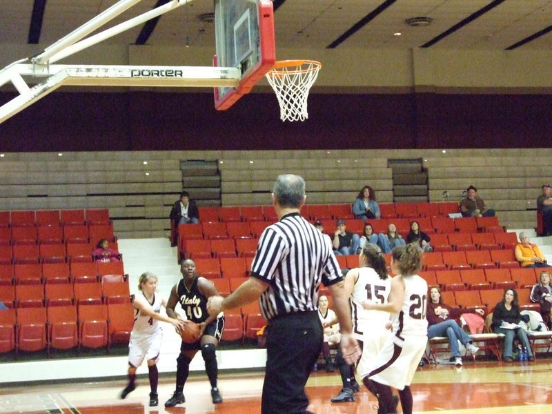 Image: Reed Makes A Move — Italy’s #40 Jimesha Reed is determined to score 2-points for her squad.