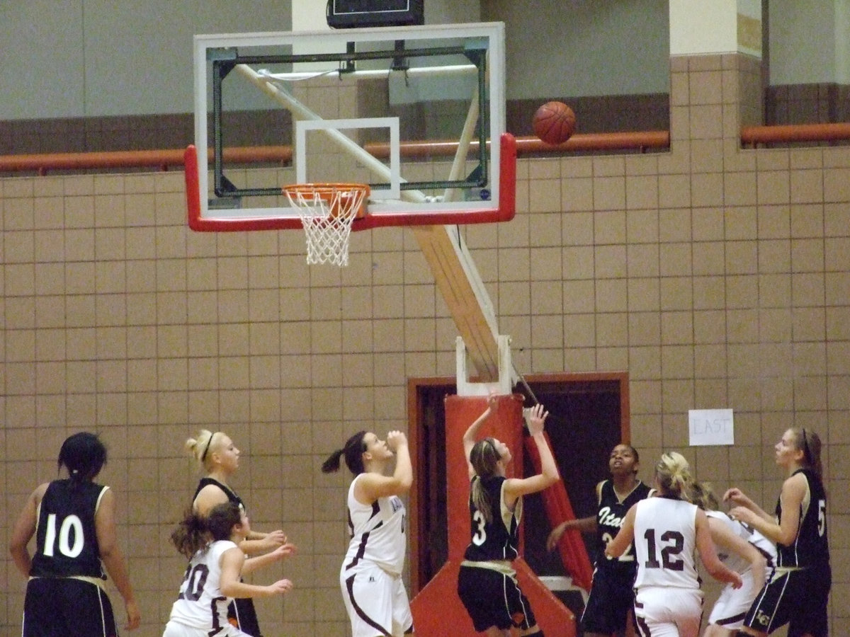 Image: Rossa Goes For The Rebound — Italy’s #3 Kaitlyn Rossa battled on the boards all game.