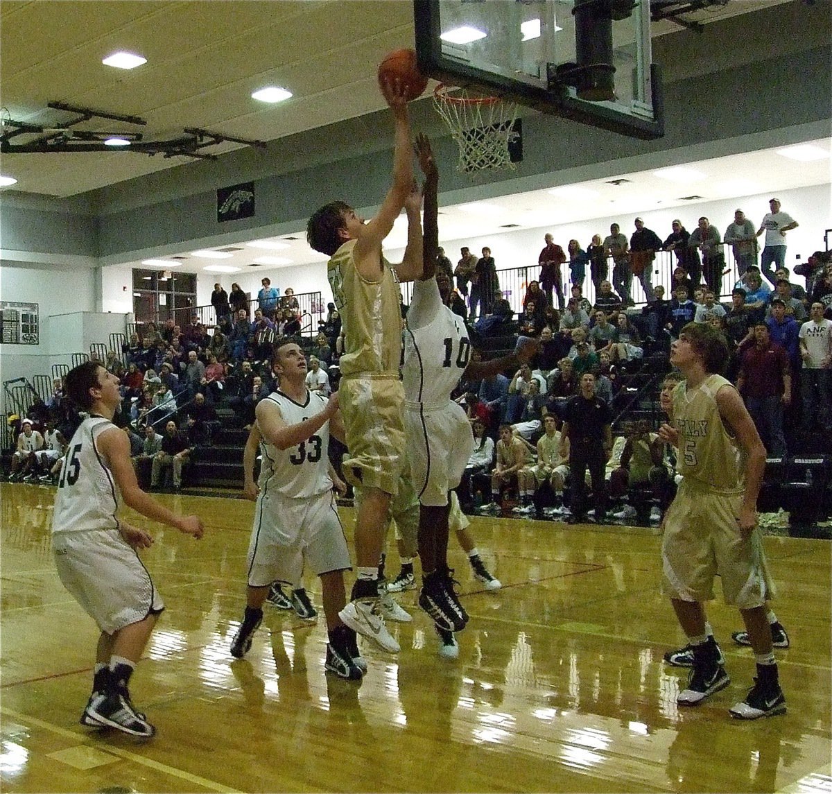 Image: Sophomore center Cole Hopkins(21) helps Italy outpoint Zebras — Italy’s bench players come up big against Grandview scoring nineteen points collectively to help the Gladiators stay undefeated in district play with a 61-47 win over the Zebras.